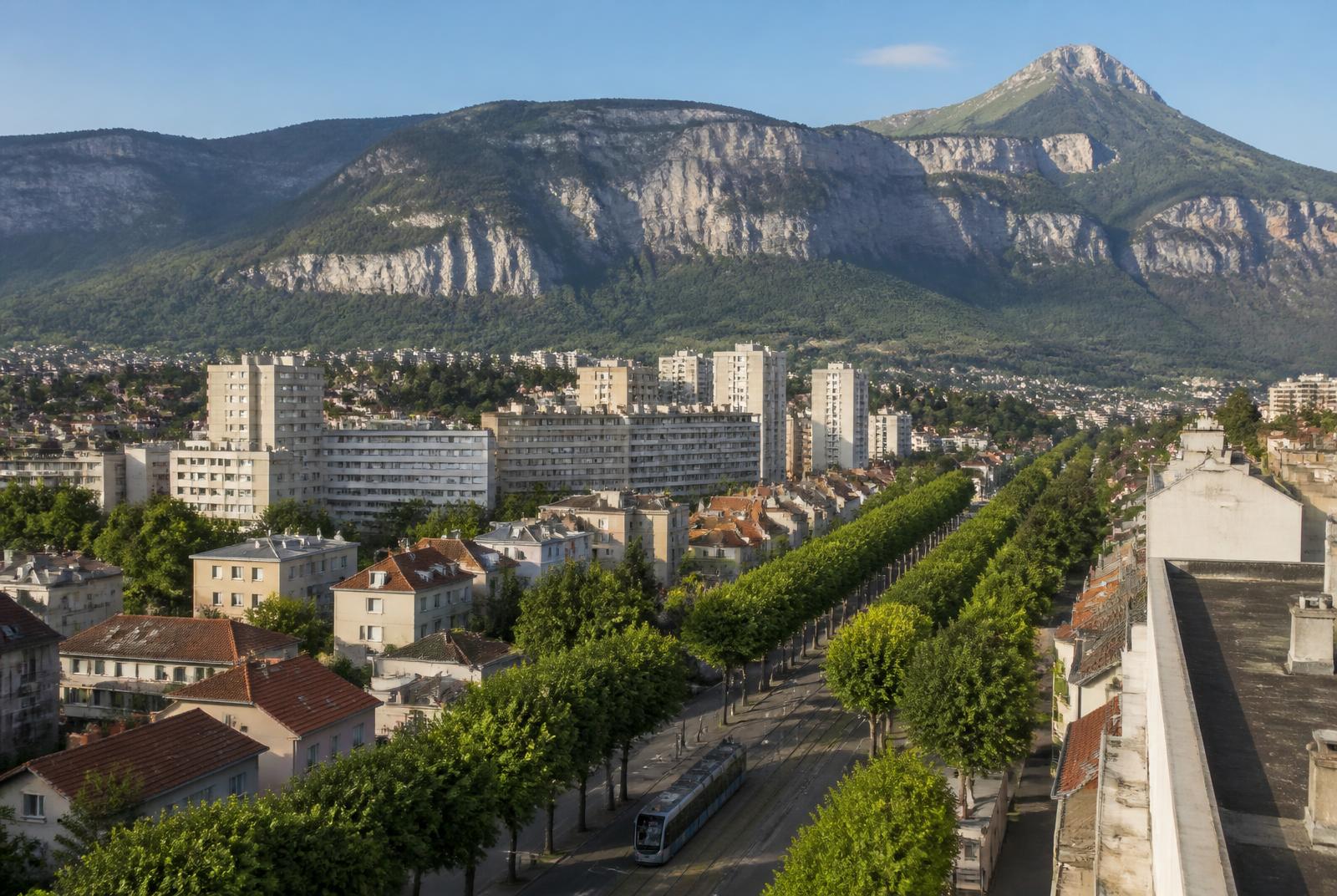 Fontaine (Isère) au bord du Drac : cœur de village, toits anciens et massif du Vercors au coucher du soleil